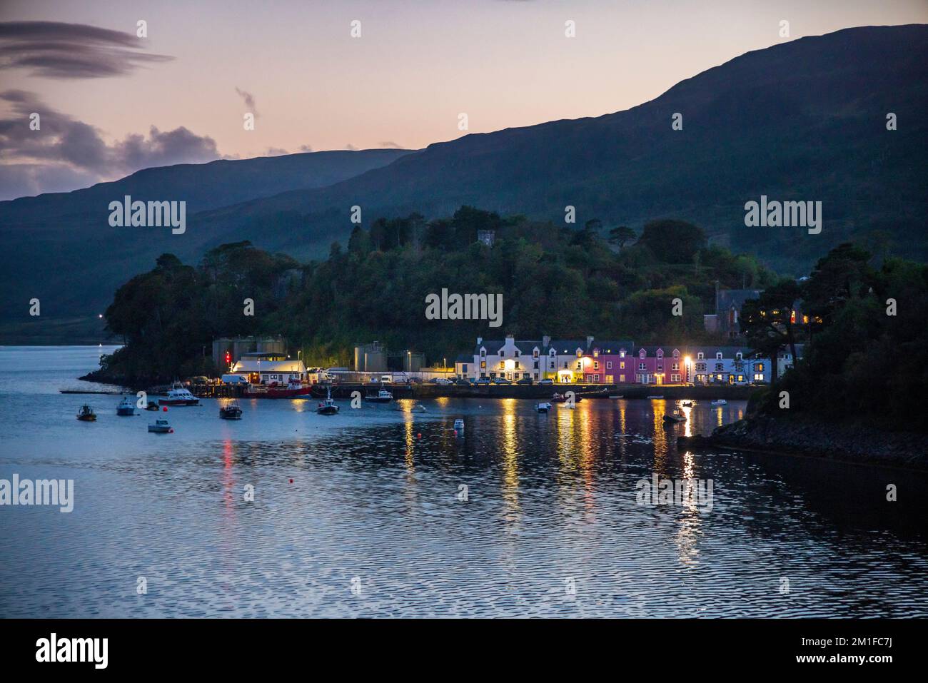 Am frühen Abend im Hafen von Portree auf der Isle of Skye, Schottland Stockfoto
