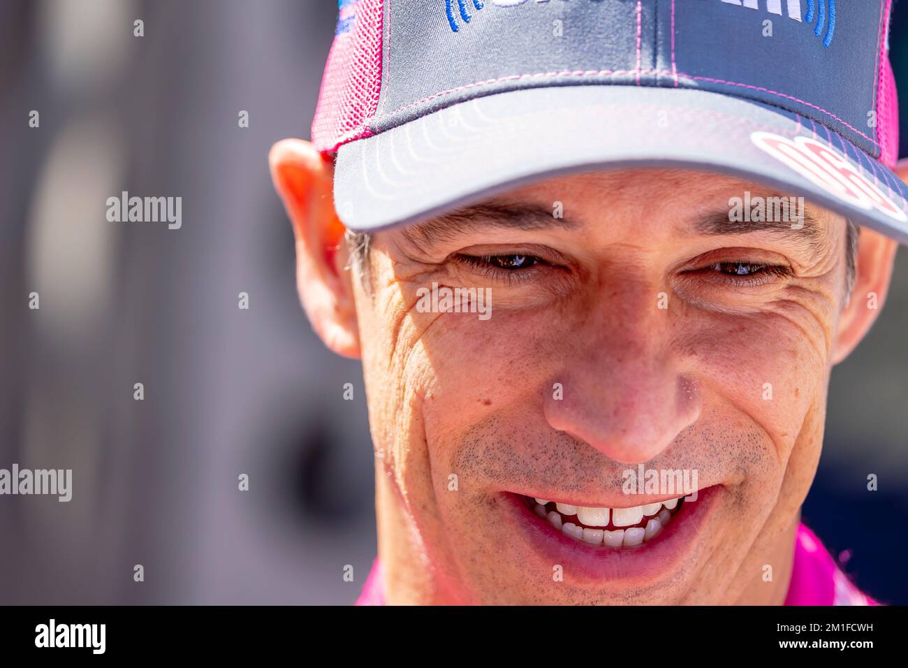 HELIO CASTRONEVES (06) aus Sao Paulo, Brasilien, beantwortet vor der Indianapolis 500 auf dem Indianapolis Motor Speedway in Indianapolis, Indiana, USA, Fragen aus den Medien. Stockfoto