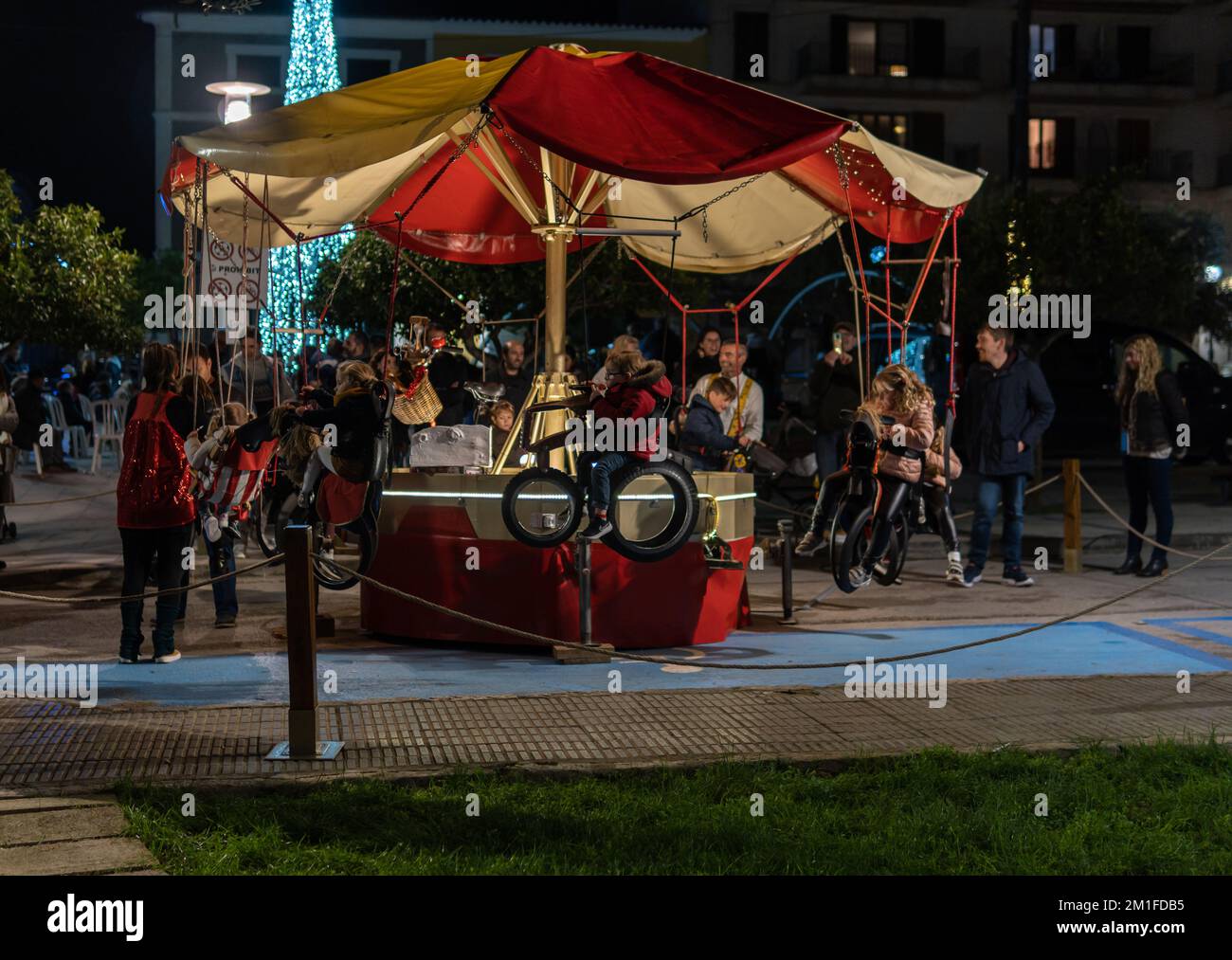 Felanitx, Spanien; dezember 10 2022: Manuelle Karussell-Attraktion für Kinder. Attraktionen am Weihnachtsabend in Felanitx, Insel Mallorca, Spanien Stockfoto