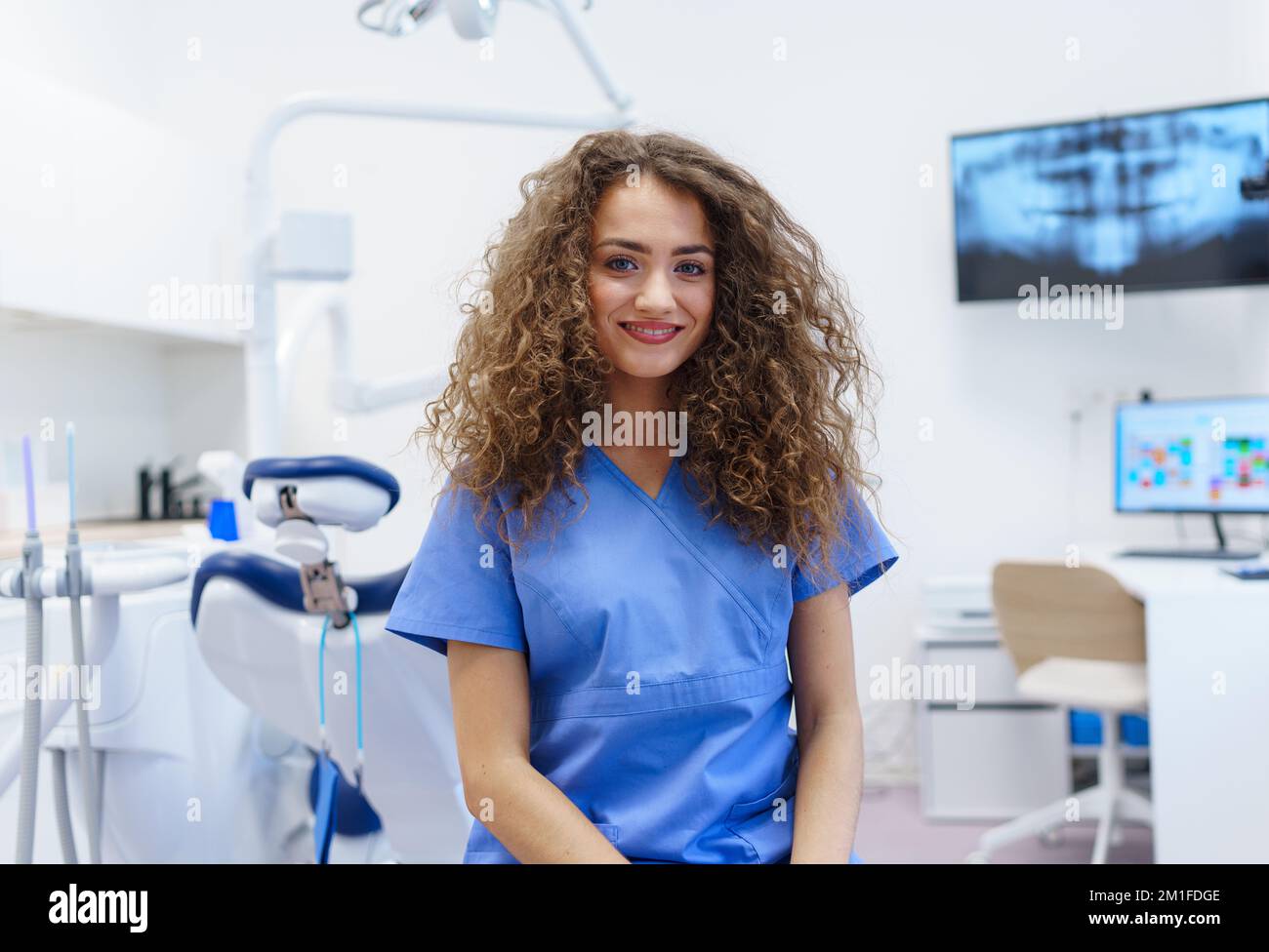 Porträt einer jungen Zahnärztin an einer privaten Zahnklinik. Stockfoto