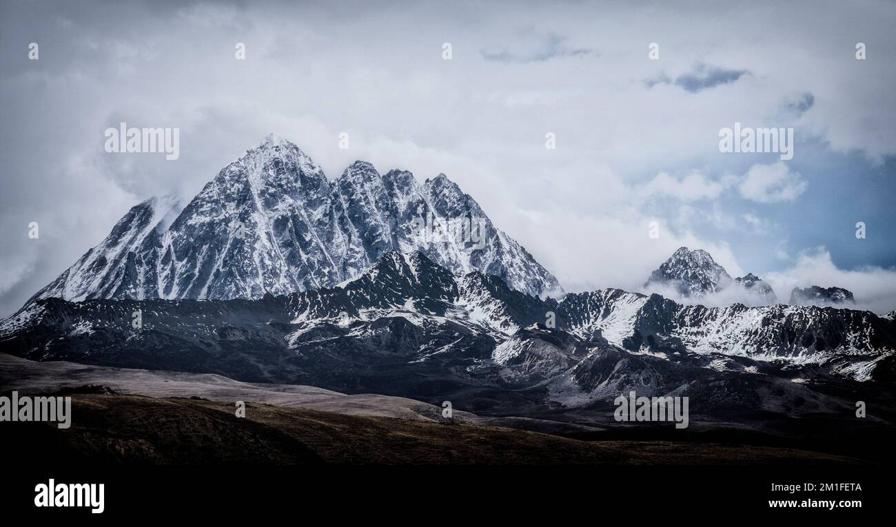 Ein faszinierender Blick auf den schneebedeckten Yala-Berg in der Provinz Sichuan, China Stockfoto