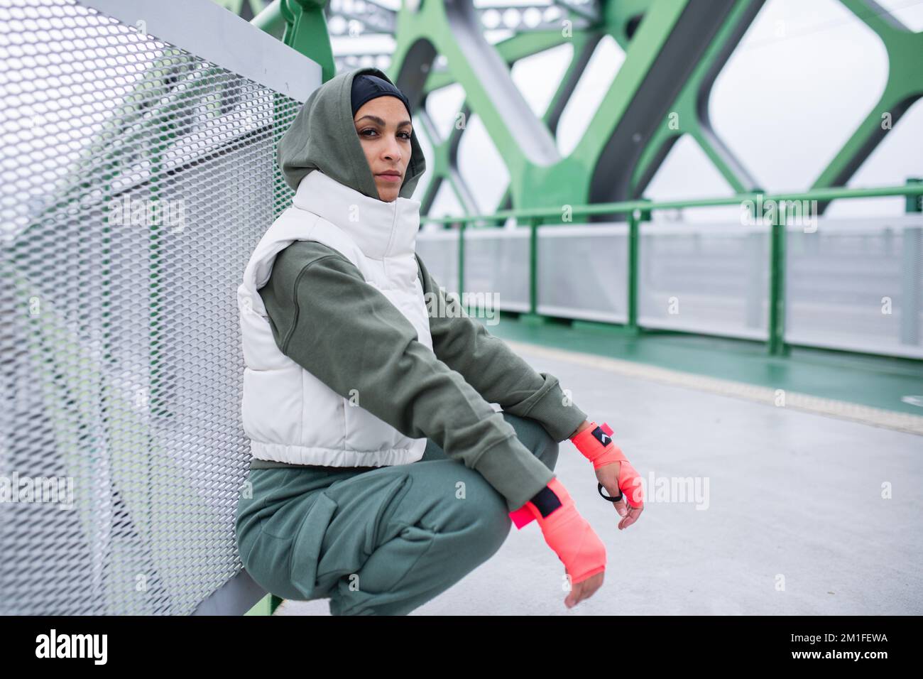 Junge muslimische Frau, die beim morgendlichen Joggen Pause hat. Stockfoto