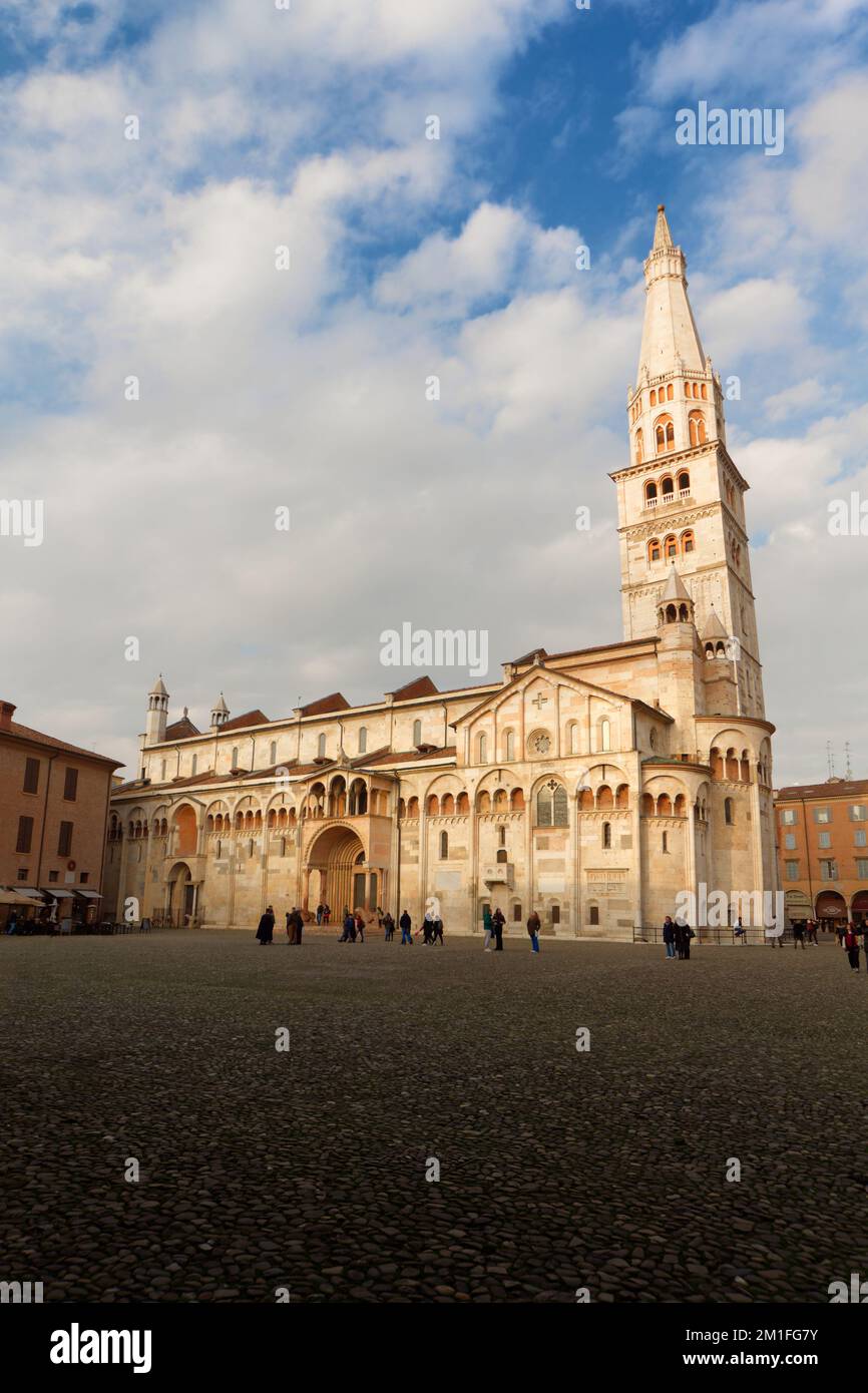 Romanische Modena-Kathedrale (Dom, gewidmet der Himmelfahrt der Jungfrau und des Heiligen Geminianus - Gebäude begann 1099) mit der Ghirlandina Stockfoto