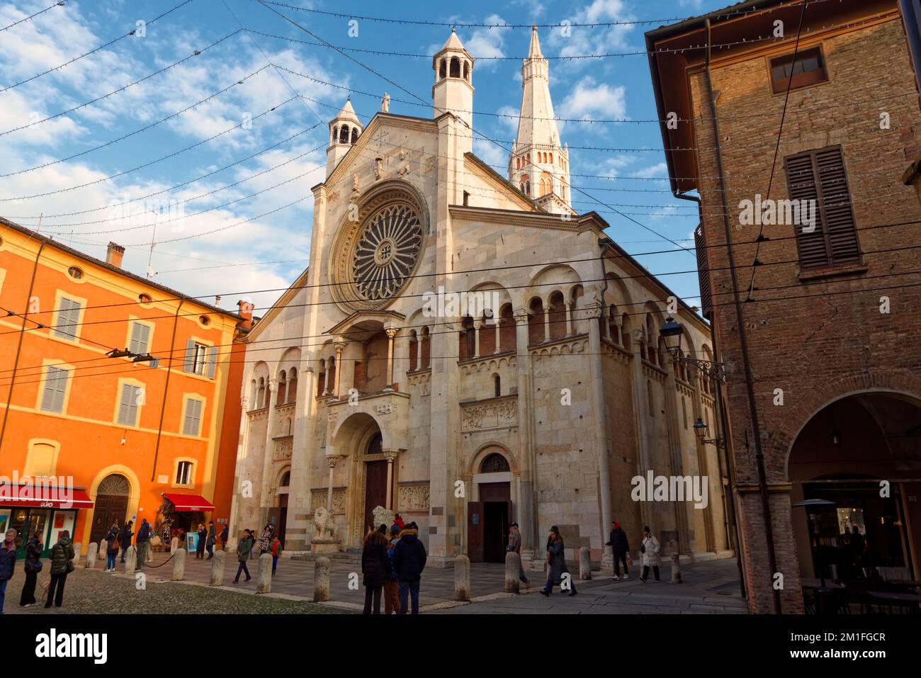 Romanische Kathedrale von Modena (Dom, der der Himmelfahrt der Jungfrau Maria und des Heiligen Geminianus gewidmet ist - Gebäude wurde 1099 gegründet) - Fassade Stockfoto