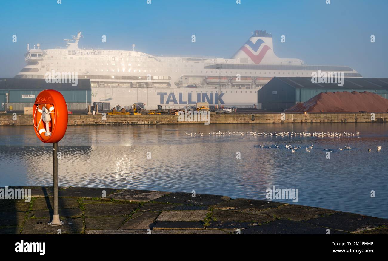 Leith, Edinburgh, Schottland, Großbritannien, 12.. Dezember 2022. Wetter im Vereinigten Königreich: Sonnenschein und Nebel. An einem bitterkalten Tag, an dem die Temperatur nicht über Null Grad steigt, scheint die Sonne über den Hafen zum ukrainischen Flüchtlingsschiff MS Victoria mit eiskaltem Nebel, der die Aussicht verdeckt. Kredit: Sally Anderson/Alamy Live News Stockfoto