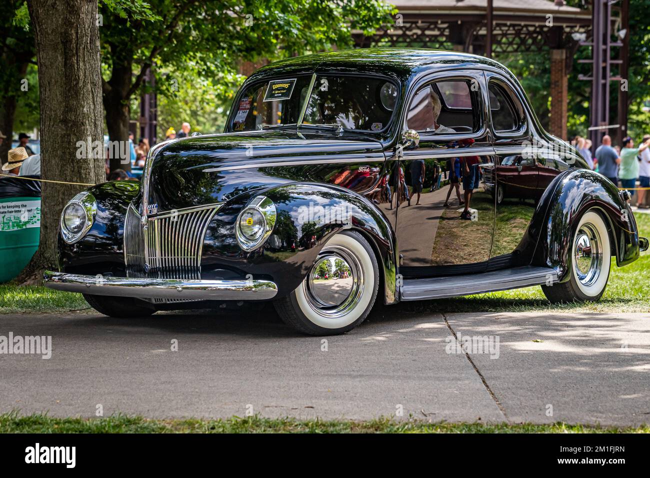 Des Moines, IA - 03. Juli 2022: Blick auf eine Ford Business Coupe aus dem Jahr 1940 auf einer lokalen Automesse. Stockfoto