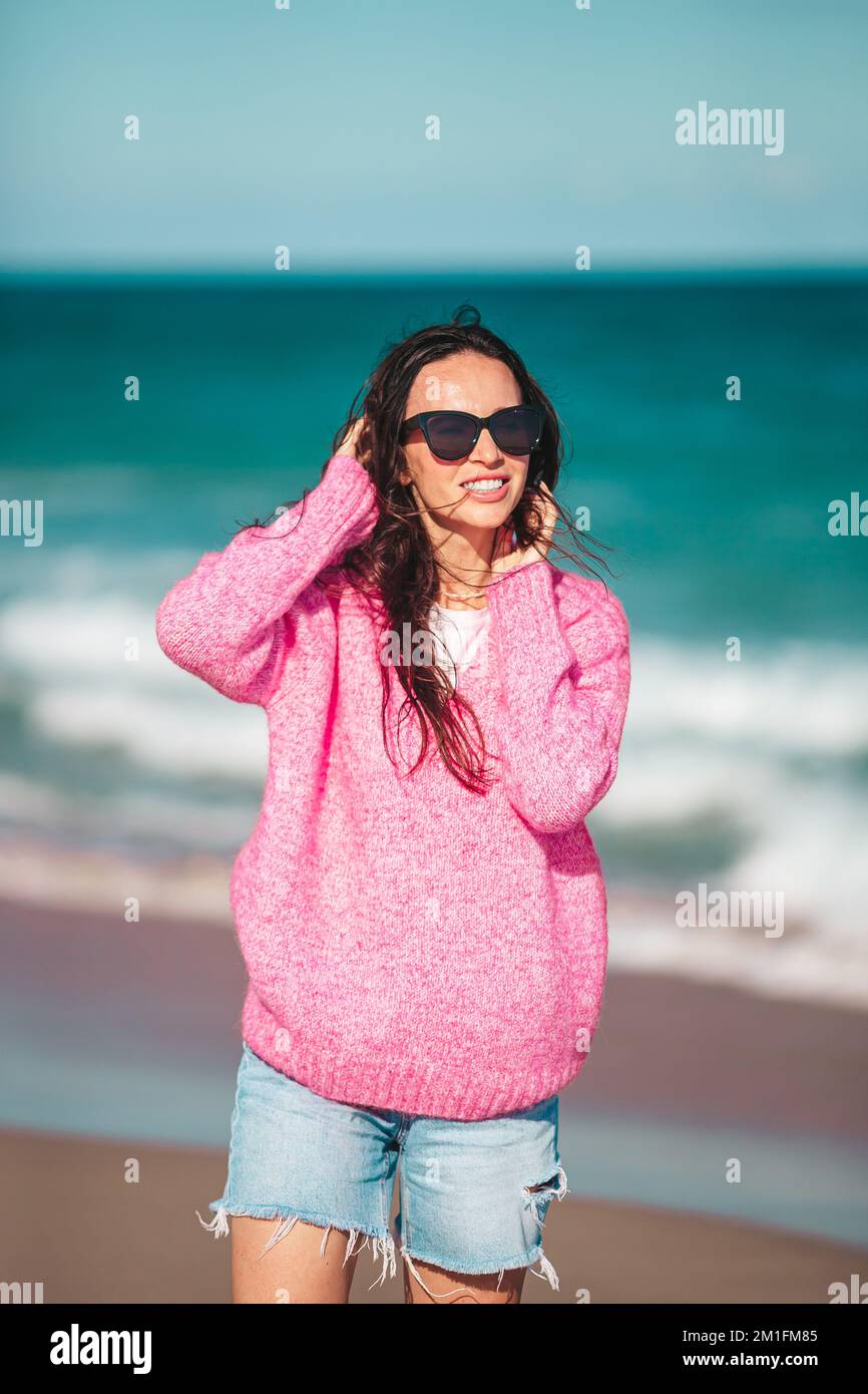 Junge schöne Frau am Strand Ferienhäuser Stockfoto