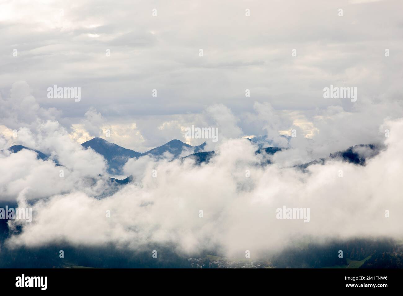 Blick auf die Kitzbühler Alpen in Wolken von Wilder Kaiser, Tirol, Österreich Stockfoto