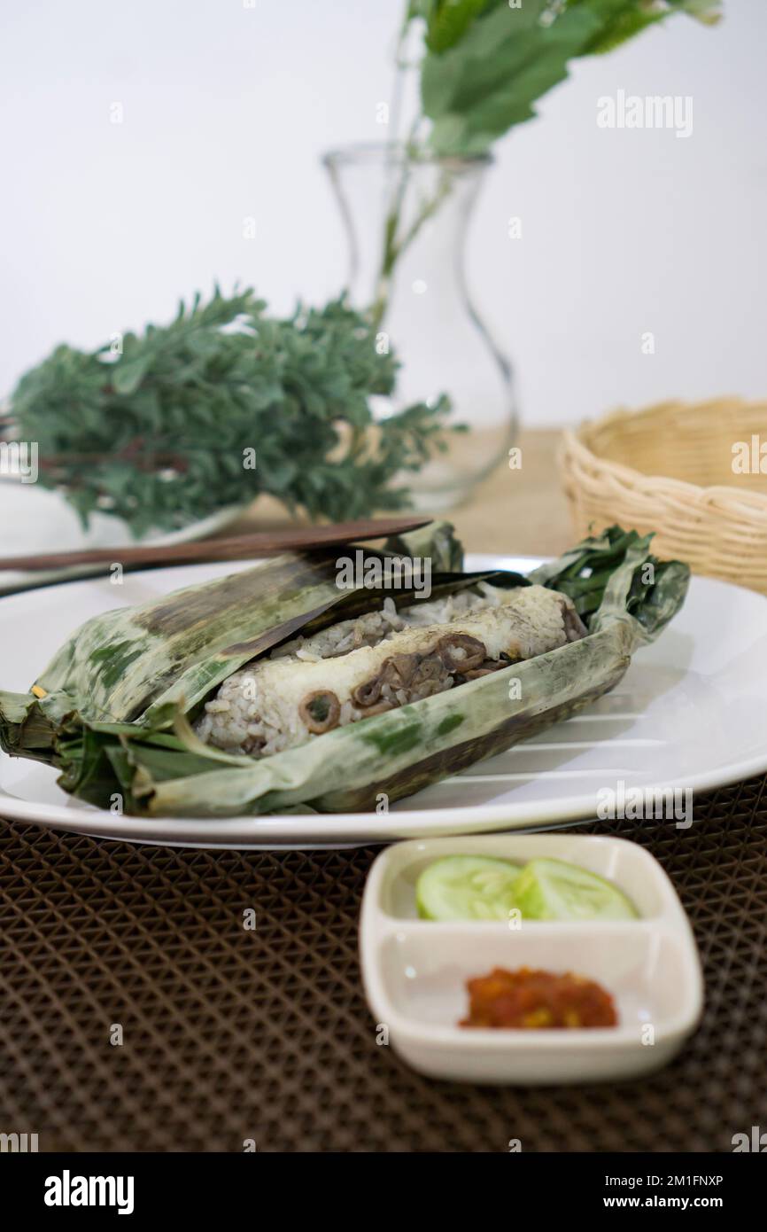 Nasi Bakar, den traditionellen Sundanesischen gegrillte Reis im Bananenblatt Stockfoto