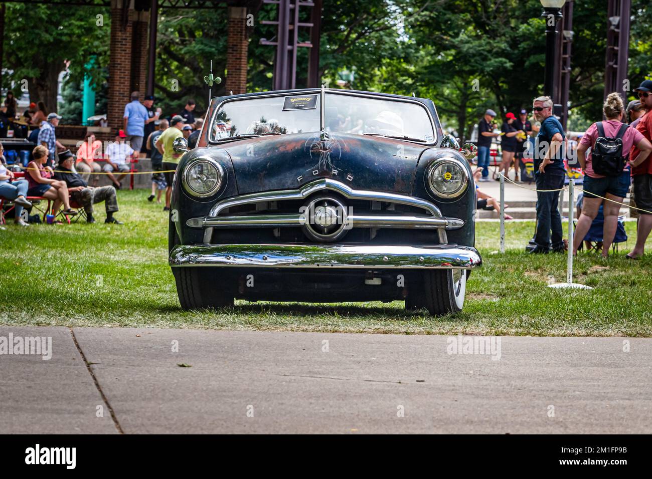 Des Moines, IA - 03. Juli 2022: Weitwinkelansicht eines 1949 Ford Custom Cabriolets auf einer lokalen Automesse. Stockfoto
