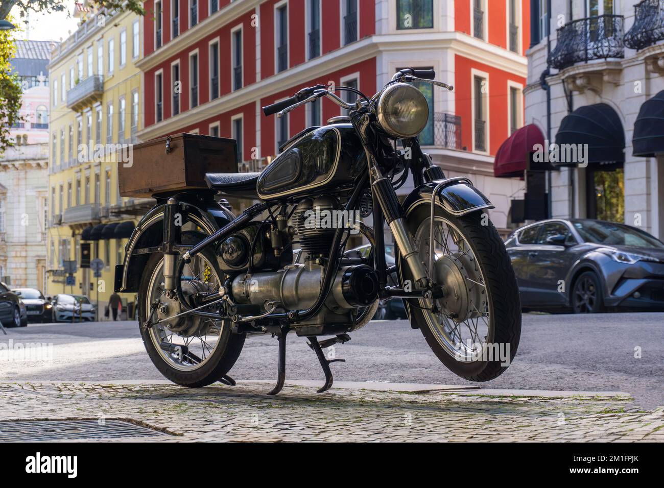 Schwarzes Retro-Motorrad im Stadtzentrum Stockfoto