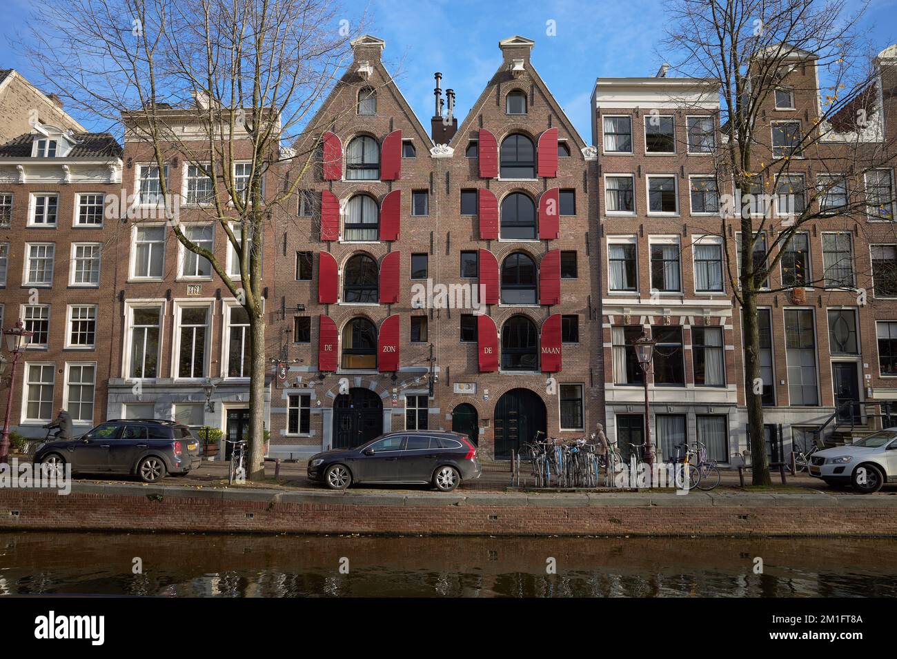 Blick auf die Gebäude in der Reguliersgracht, Amsterdam. Stockfoto