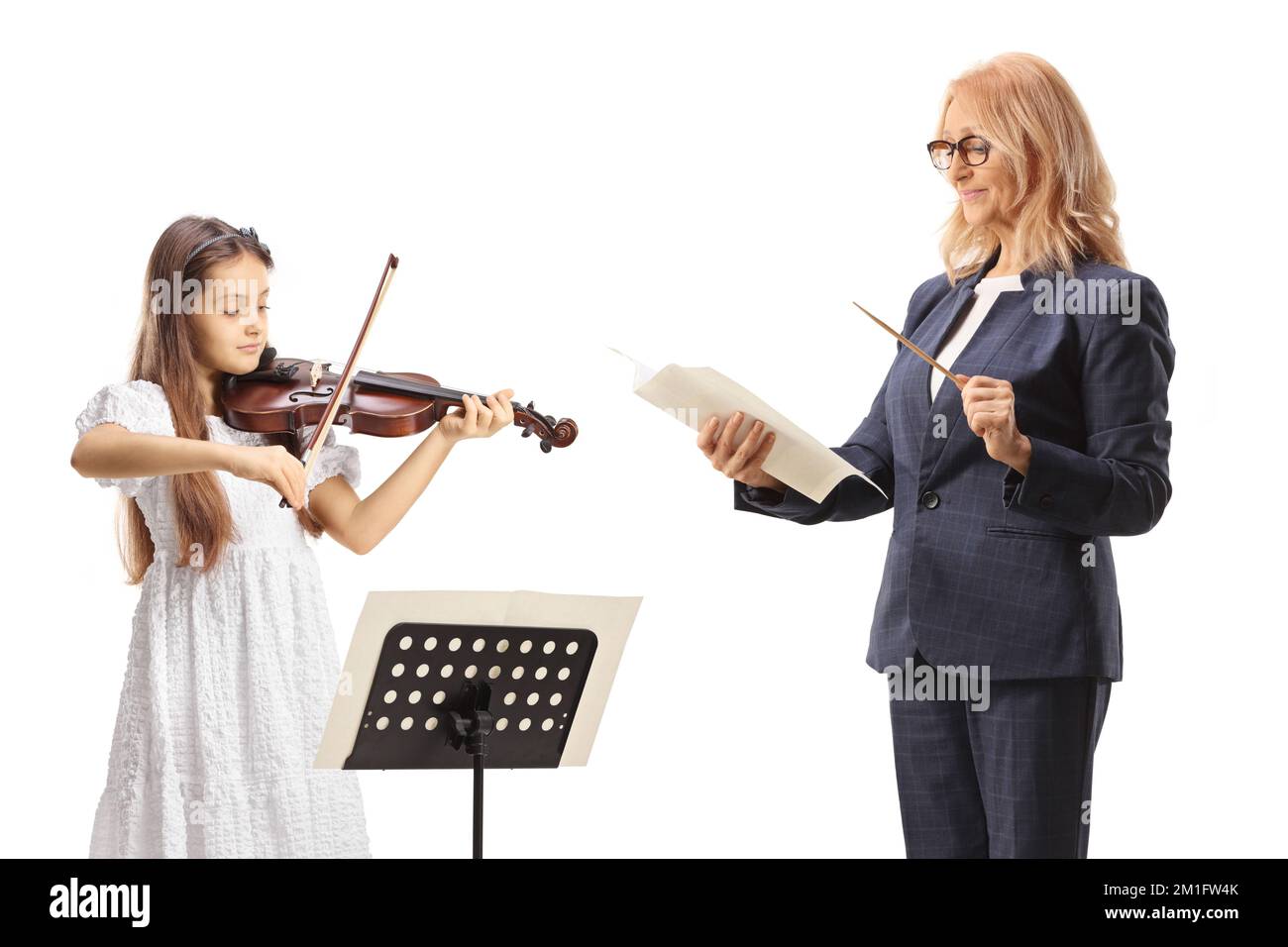 Musiklehrerin Dirigierin und ein Schulmädchen, das Geige spielt, isoliert auf weißem Hintergrund Stockfoto