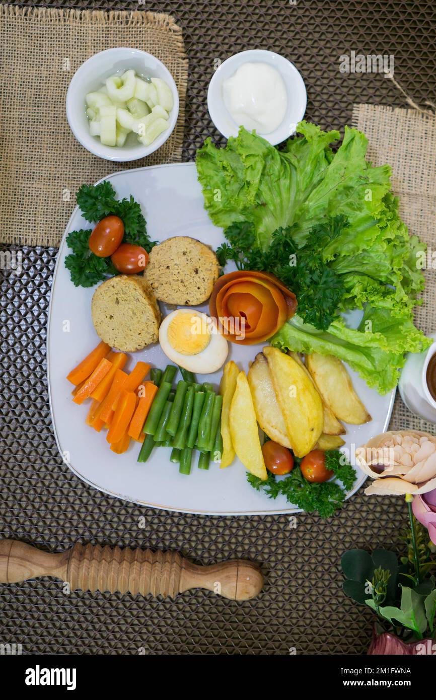 Indonesische Galantine Food ist ein traditionelles javanesisches Gericht, das europäische Einflüsse hat, die aus Fleisch und Gemüse in der Teller bestehen Stockfoto