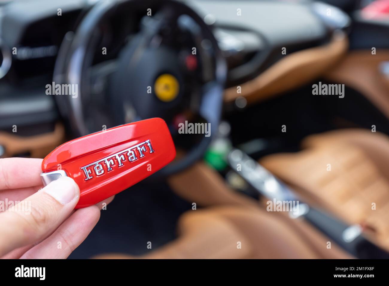 Slowenien, Ljubljana - 2. Juni 2022: Roter Ferrari F8 Tributo Italienischer Luxus-Sportwagen-Schlüssel Stockfoto