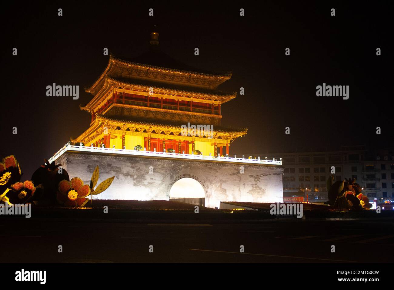 Glockenturm bei Nacht in Xi'an, China Stockfoto