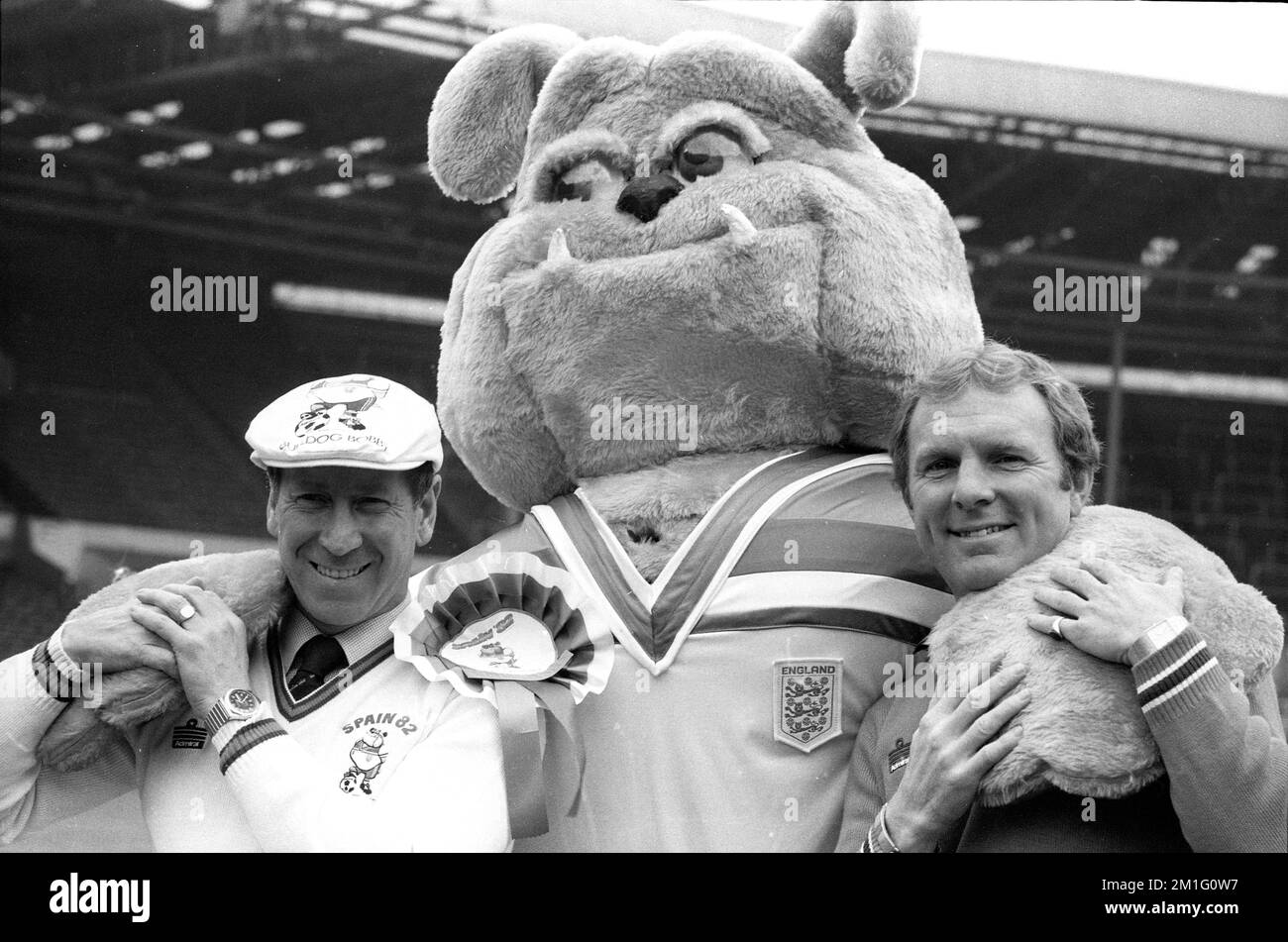 Bobby Charlton und Bobby Moore, Gewinner der englischen Fußballweltmeisterschaft, mit dem englischen Maskottchen Bulldog Bobby 1982 Stockfoto