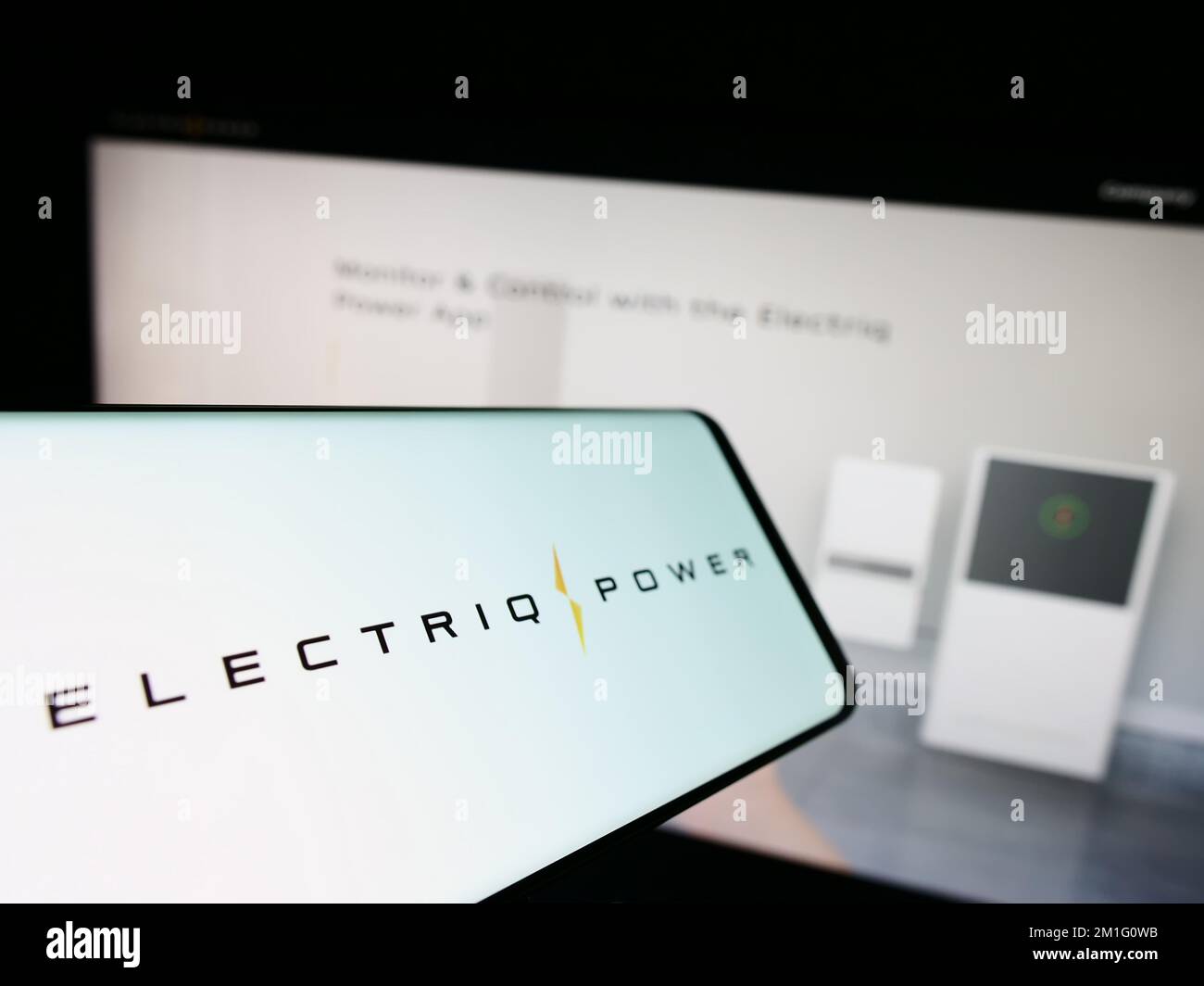 Smartphone mit Logo des amerikanischen Energiespeicherunternehmens Electriq Power Inc. Auf dem Bildschirm vor der Website. Fokus auf die Mitte links des Telefondisplays. Stockfoto