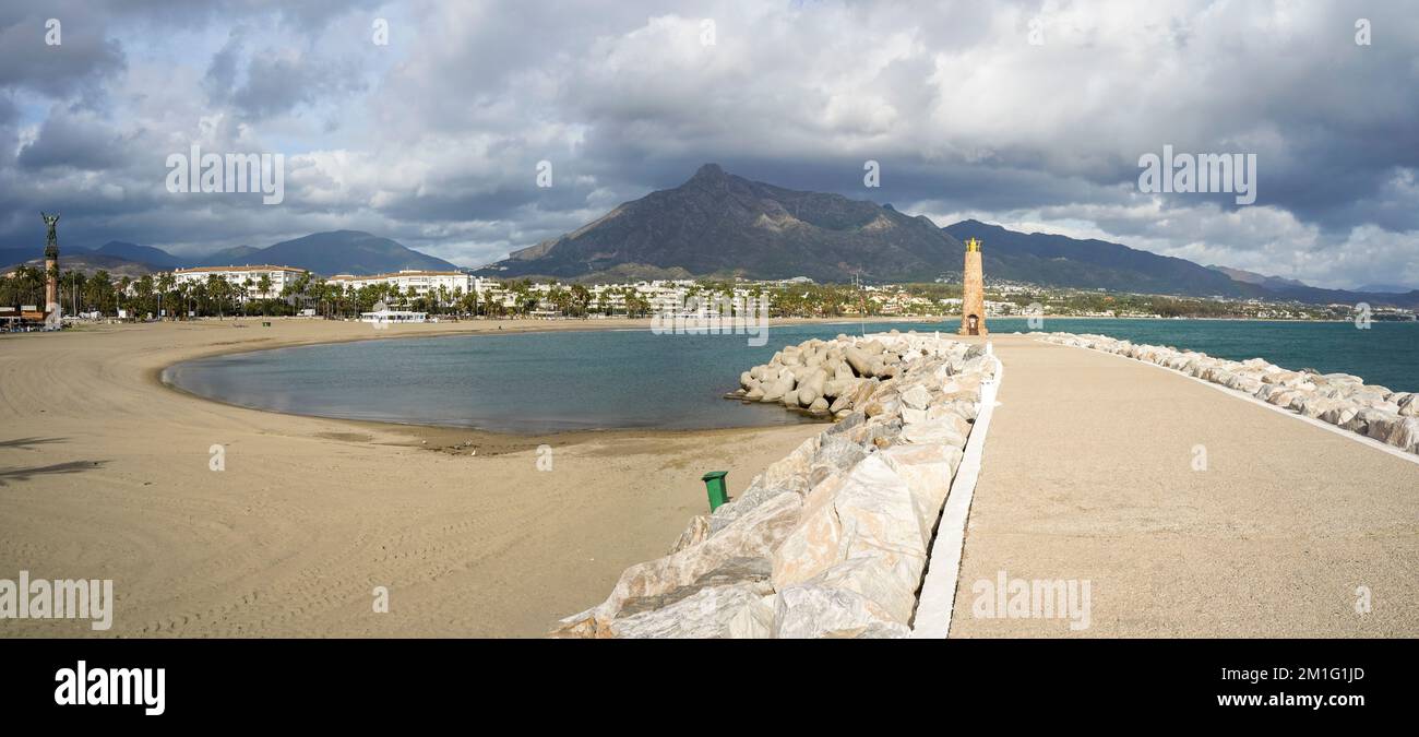 Leerer Levante-Strand neben Puerto Banus, mit dem Berg La Concha dahinter, in der Wintersaison, Marbella, Costa del Sol, Spanien. Stockfoto