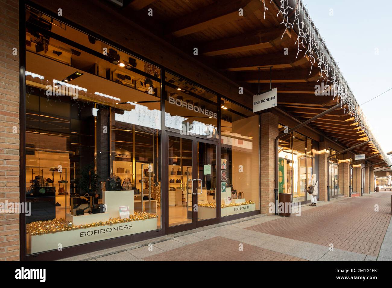 Mondovì, Italien - 07. Dezember 2022: Borbonesischer Modetütenladen im Outlet-Dorf Mondovicino, Borbonese ist eine historische italienische Marke für Taschen und Accessoires Stockfoto