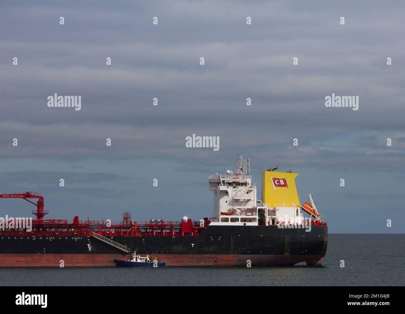 Öl- oder Chemikalientransporter die CB Caribbean ankerte vor dem Dorf Coverack, Lizard Peninsula, Cornwall. Registriert Auf Madeira. Stockfoto