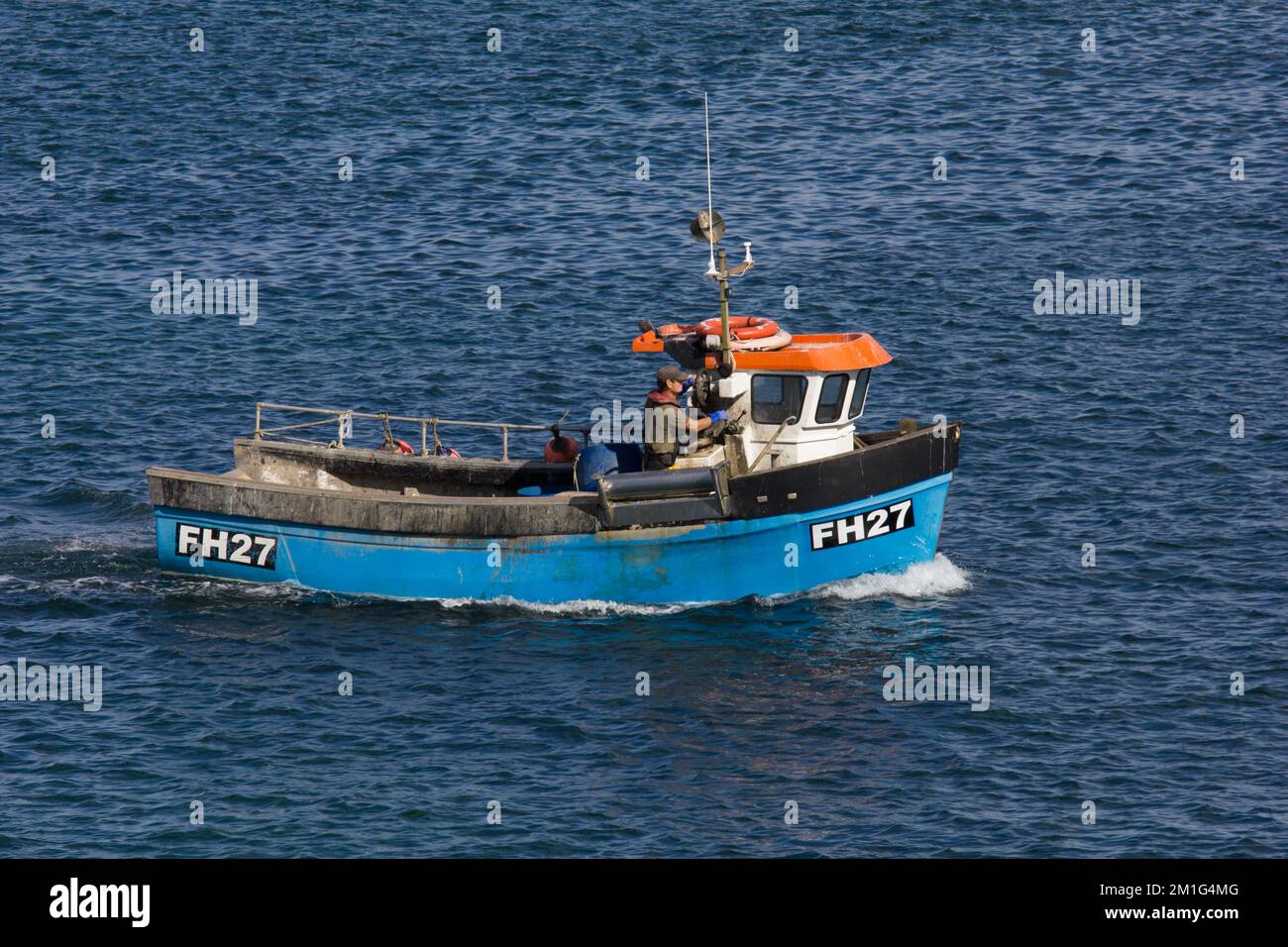 Fischerboot mit der Registernummer FH27, Rückkehr zum Hafen in Coverack, Lizard Peninsula, Cornwall. Stockfoto