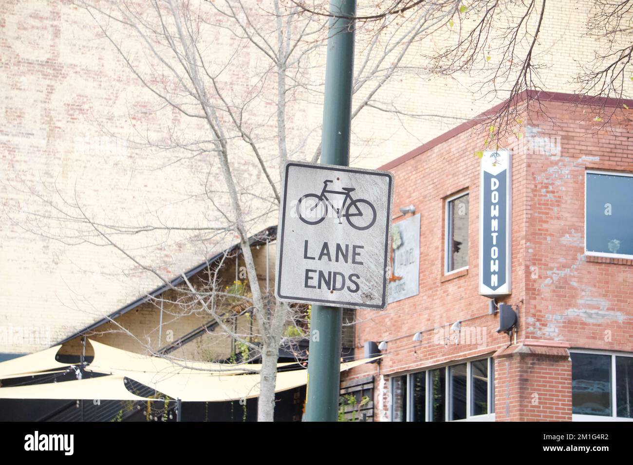 Schild für Fahrradwege endet im Stadtzentrum von Asheville, North Carolina. Stockfoto