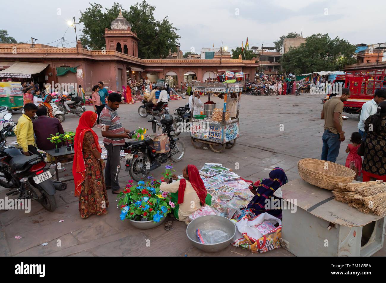 Jodhpur, Rajasthan, Indien - 20.10.2019 : Rajasthani Käufer und Verkäufer auf berühmten Sardar Markt und Ghanta ghar Uhrenturm in Jodhpur, Rajasthan. Stockfoto