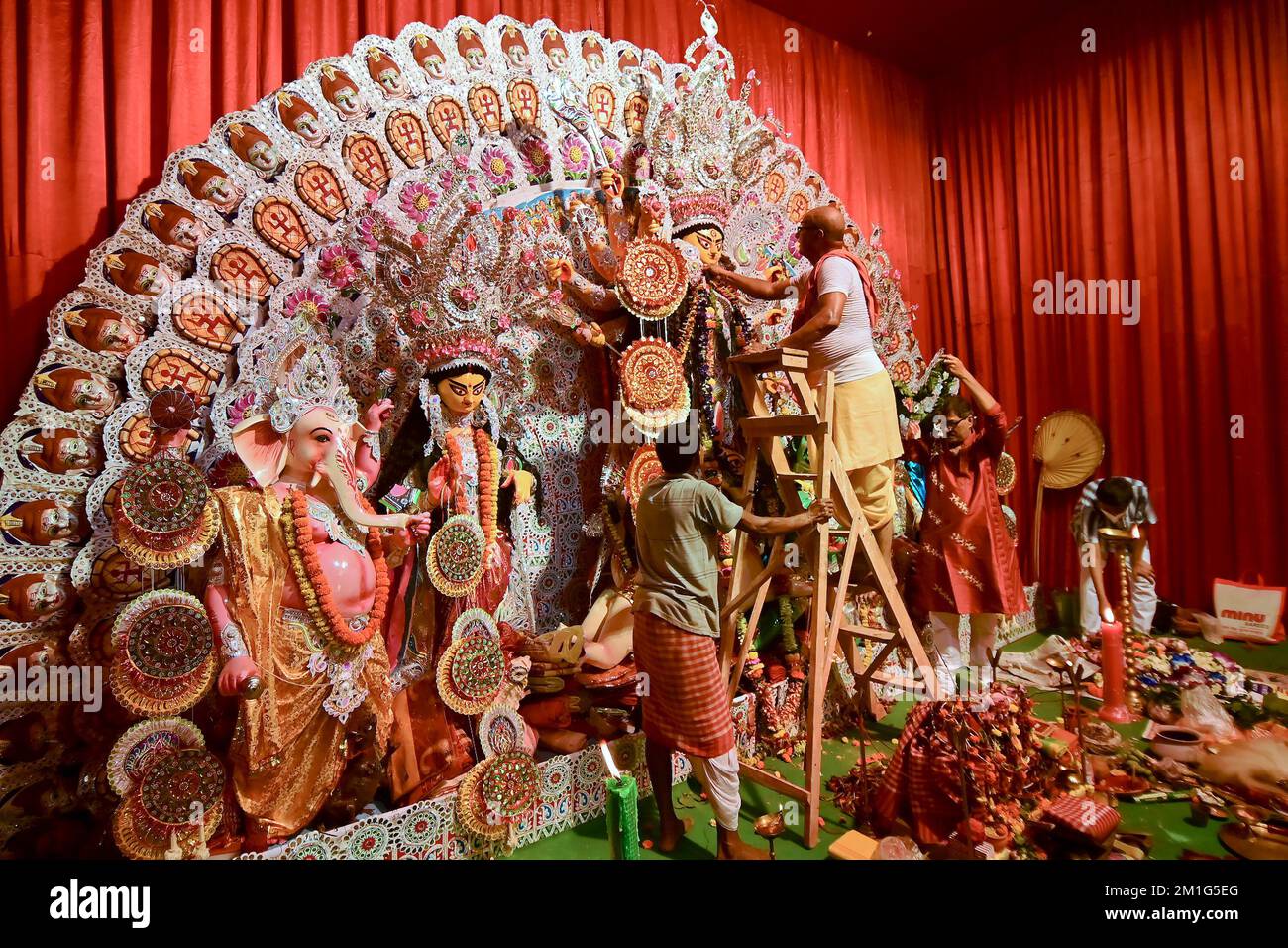 Howrah, Indien - 15.. Oktober 2021: Vorbereitung vor Sandhi Puja, dem heiligen Knotenpunkt von Ashtami, 8. Tag und Nabami, 9. Tag, als hinduistisches Ritual Stockfoto