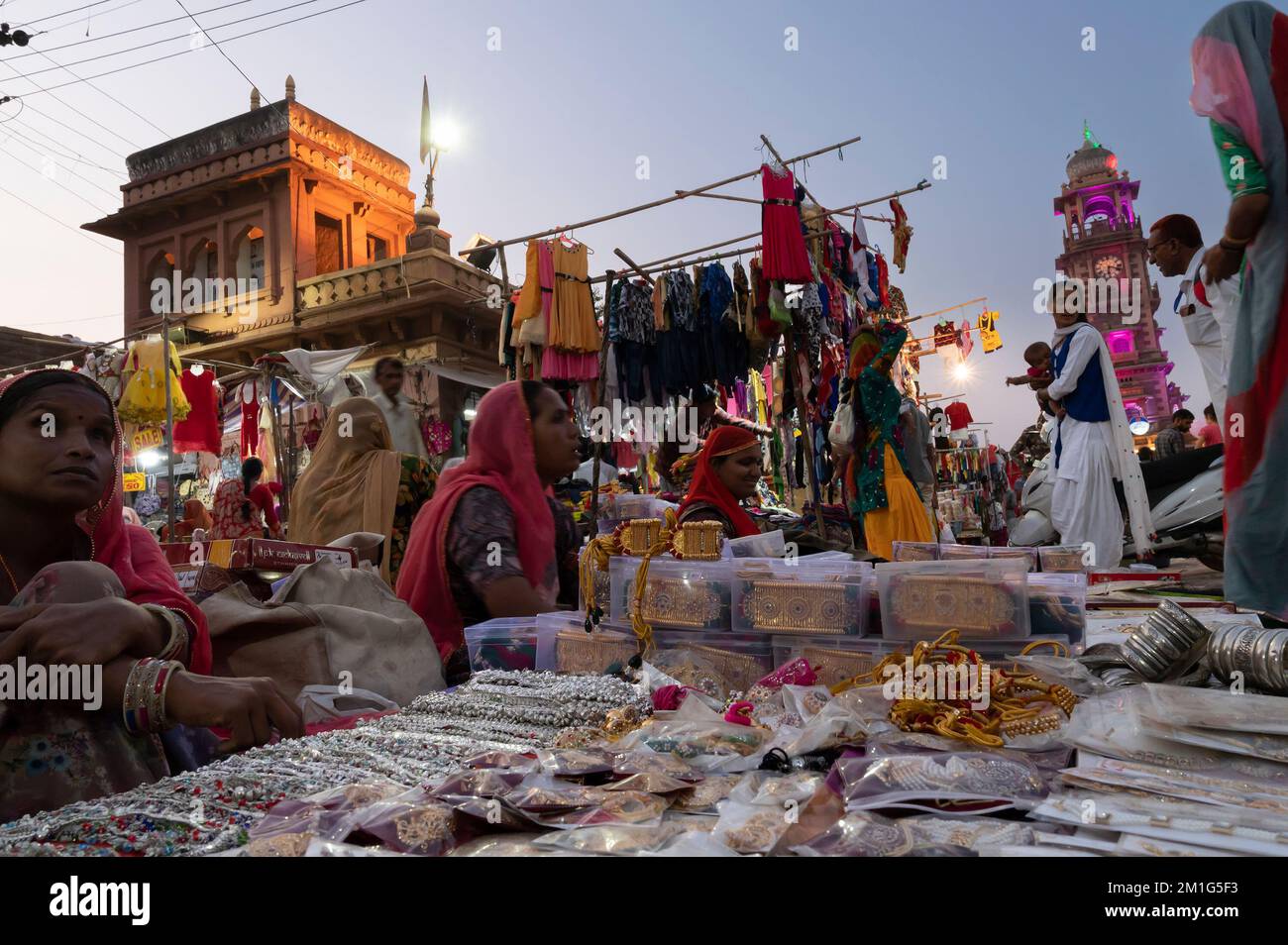 Jodhpur, Rajasthan, Indien - 19.10.2019 : Rajasthani-Frauen kaufen Armreifen und Schmuck auf dem berühmten Sardar-Markt und dem Ghanta-Ghar-Uhrenturm-Markt. Stockfoto