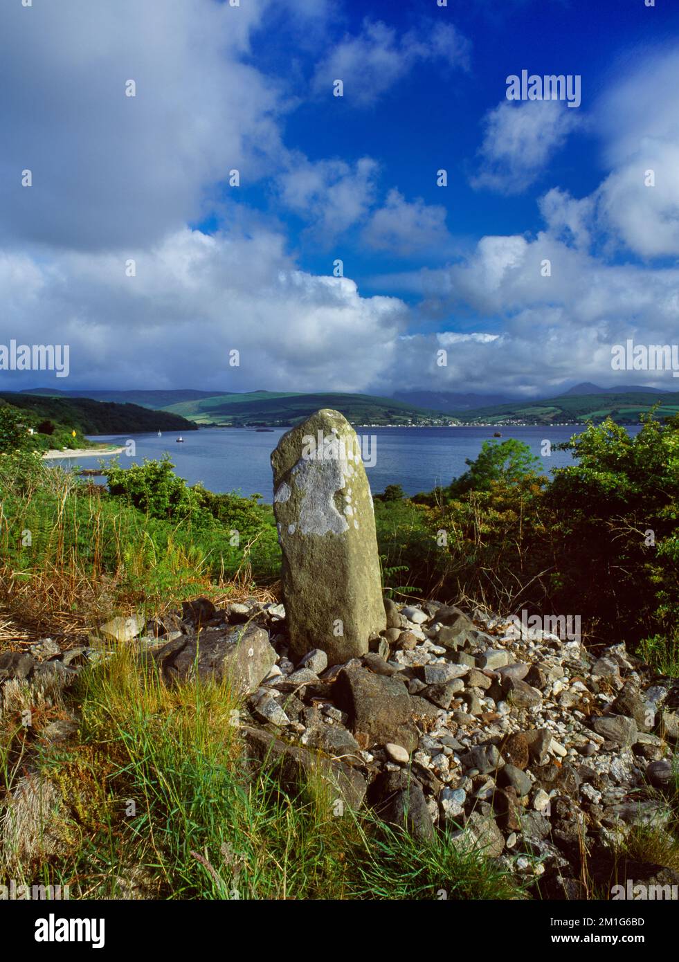 Kingscross Point Wikinger Einäscherung Schiff Beerdigung (Cairn) & Fort, Isle of Arran, Schottland, Großbritannien, mit Blick auf NE über den natürlichen Hafen von Lamlash Bay. Stockfoto