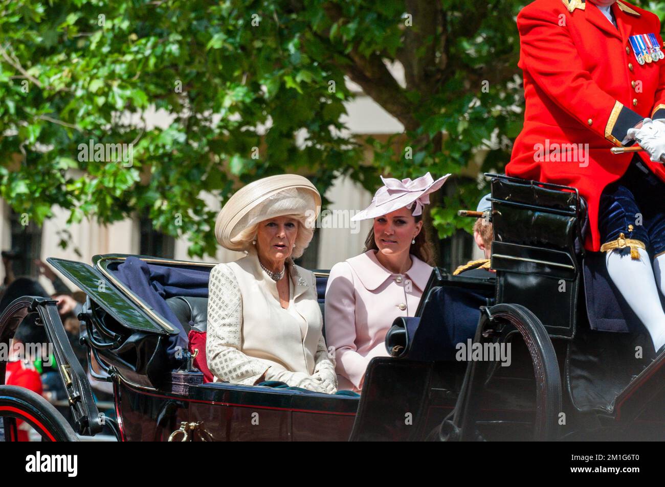 Camilla, Herzogin von Cornwall, mit Kate Middleton, Herzogin von Cambridge. Trooping the Colour 2013 findet entlang der Mall in London statt Stockfoto
