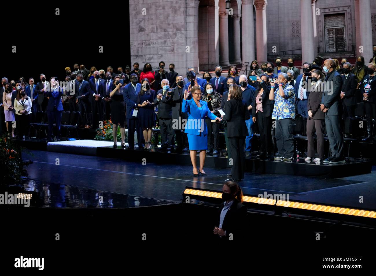 Bürgermeisterin Karen Bass (Demokrat von Los Angeles, Kalifornien), wird am Sonntag, den 11. Dezember, von der Vizepräsidentin der Vereinigten Staaten, Kamala Harris, bei einer Eröffnungszeremonie in Los Angeles, Kalifornien, USA, vereidigt. 2022. Bass, eine sechsjährige Kongressabgeordnete, wurde letzten Monat zur ersten weiblichen und zweiten schwarzen Bürgermeisterin von Los Angeles gewählt, die auf einer Plattform kandierte, die ihre Anfänge als Organisatorin der Gemeinde und ihre Erfahrung als Veteranengesetzgeber in Sacramento und Washington betonte. Kredit: Eric Thayer/Pool über CNP/MediaPunch Stockfoto