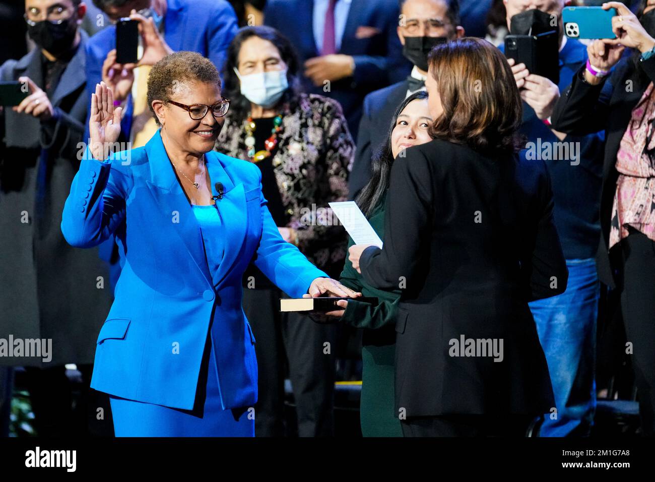 Bürgermeisterin Karen Bass (Demokrat von Los Angeles, Kalifornien), wird am Sonntag, den 11. Dezember, von der Vizepräsidentin der Vereinigten Staaten, Kamala Harris, bei einer Eröffnungszeremonie in Los Angeles, Kalifornien, USA, vereidigt. 2022. Bass, eine sechsjährige Kongressabgeordnete, wurde letzten Monat zur ersten weiblichen und zweiten schwarzen Bürgermeisterin von Los Angeles gewählt, die auf einer Plattform kandierte, die ihre Anfänge als Organisatorin der Gemeinde und ihre Erfahrung als Veteranengesetzgeber in Sacramento und Washington betonte. Kredit: Eric Thayer/Pool über CNP/MediaPunch Stockfoto