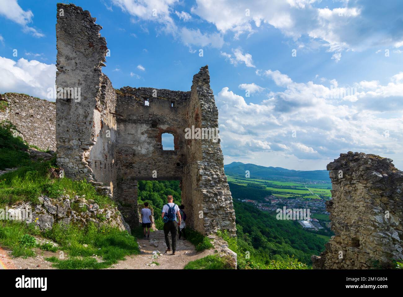 Plavecke Podhradie (Blasenstein, Plasenstein): Schloss Plavecky (Burg Blasenstein) in Male Karpaty, Slowakei Stockfoto