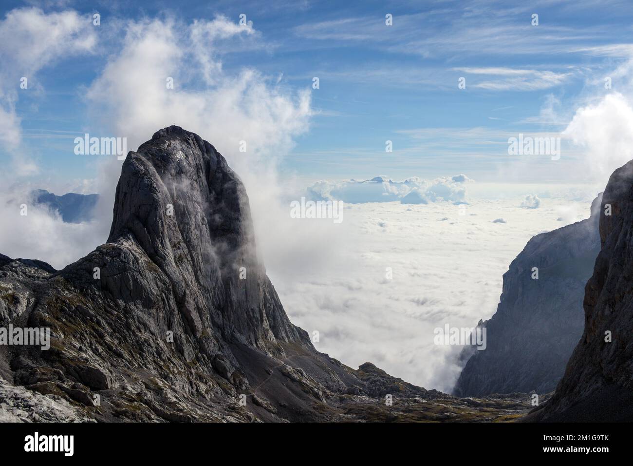 Torsäulenberg von Westen. Sich bewegende Wolken. Hochkönig-Gebirgsgruppe. Berchtesgaden Alps, Salzburgerland, Österreich. Europa Stockfoto