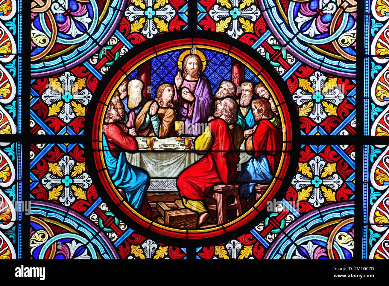 Münster Der Basler Kathedrale. Buntglasfenster. Das letzte Abendmahl ist die letzte Mahlzeit, die Jesus mit seinen Aposteln teilte. Basel, Schweiz - Dezember 20 Stockfoto