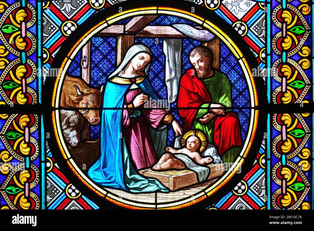 Geburtsszene. Buntglasfenster in der Kathedrale. Basel, Schweiz - Dezember 2022 Stockfoto