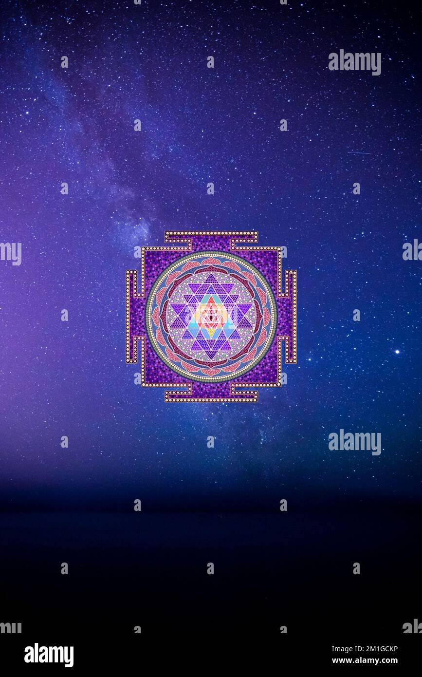 Spiritueller Hintergrund der Meditation mit sri-yantra-Symbol und Galaxie Stockfoto