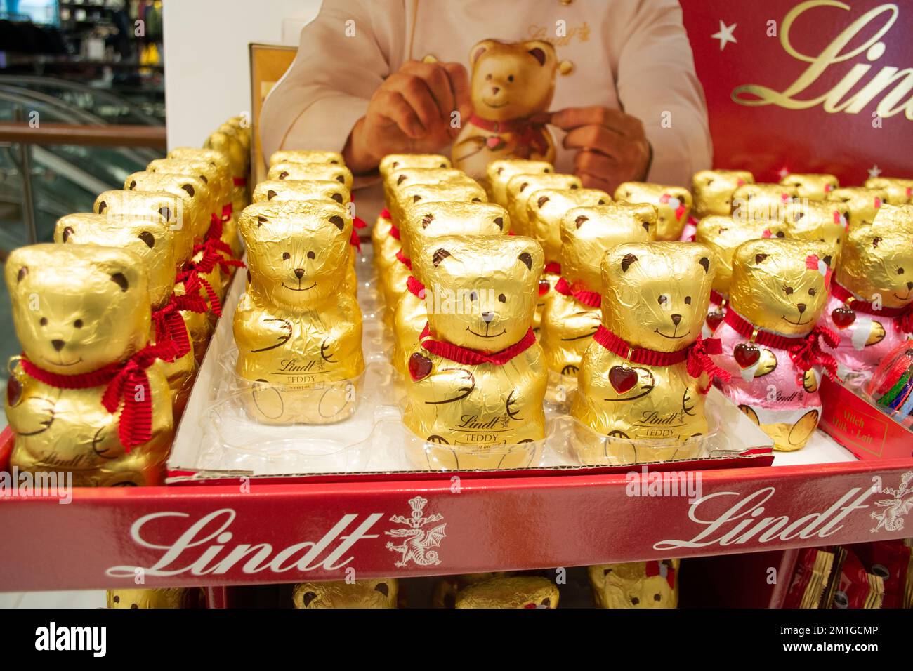 Moskau, Russland, November 2020: Lindt Schokoladen-Teddybären in Goldfolie und mit rotem Herzanhänger werden in einem Supermarkt verkauft. Stockfoto