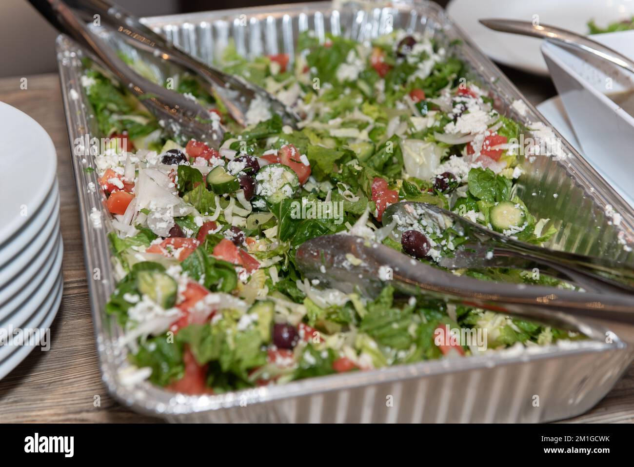 Serviert Gericht mit grünem Salat für gesunde, bewusste Gäste, die an der Party teilnehmen. Stockfoto
