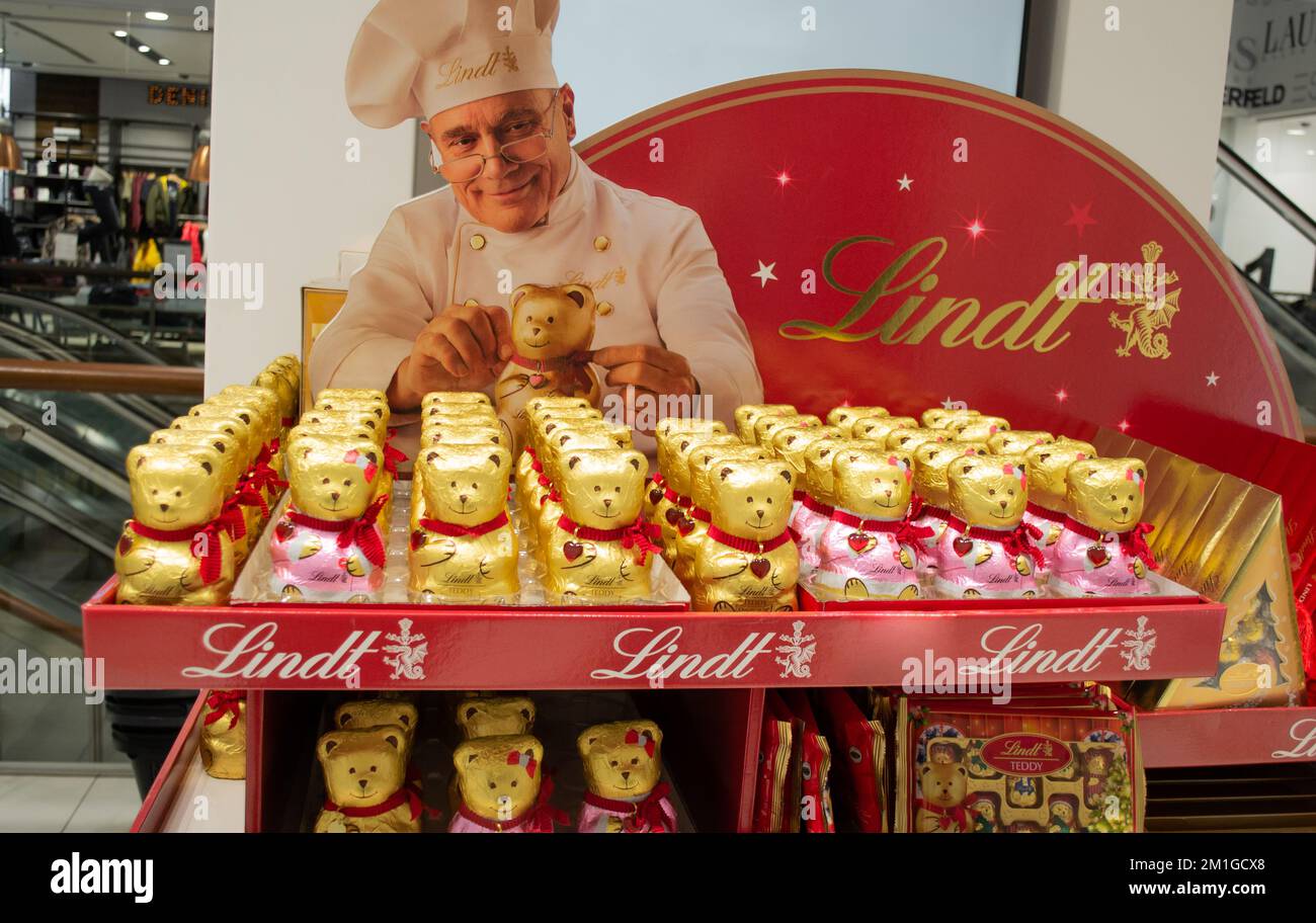 Moskau, Russland, November 2020: Lindt Schokoladen-Teddybären in Goldfolie und mit rotem Herzanhänger werden in einem Supermarkt verkauft. Stockfoto