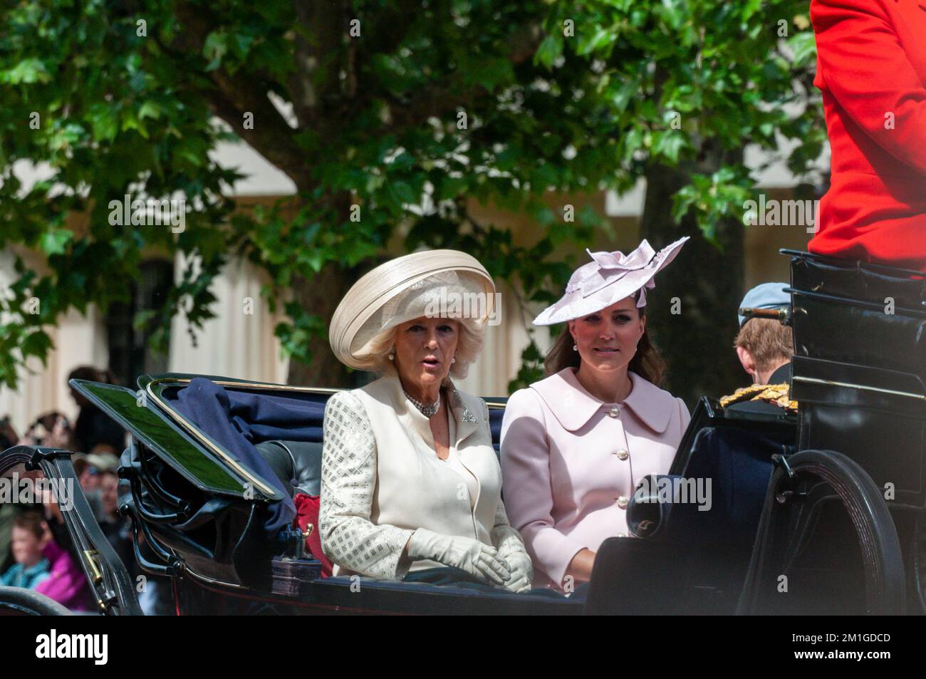 Camilla, Herzogin von Cornwall, mit Kate Middleton, Herzogin von Cambridge. Trooping the Colour 2013 findet entlang der Mall in London statt Stockfoto