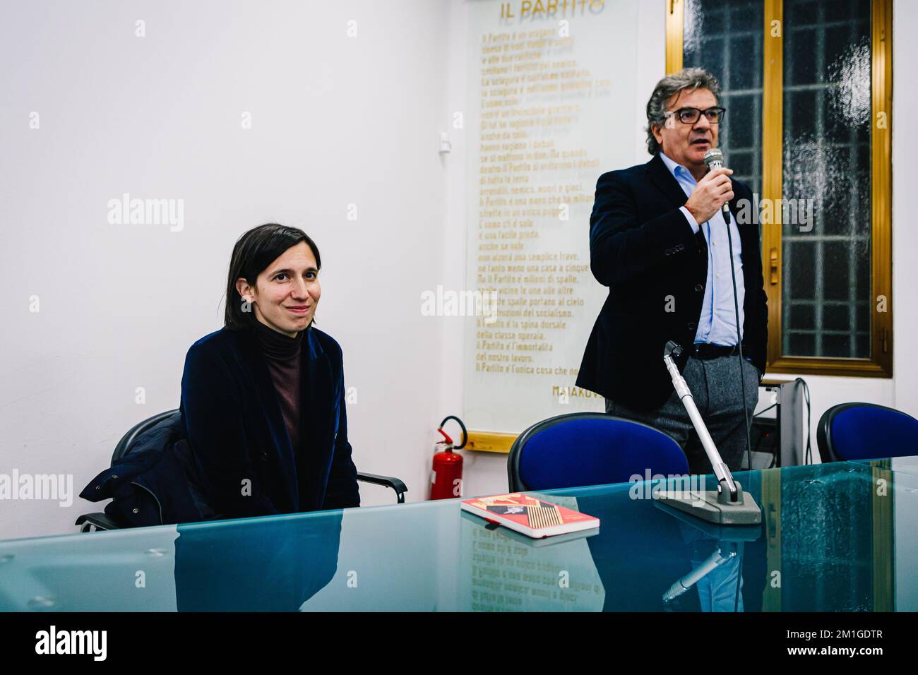 Bologna, ITALIEN. 12. Dezember 2022. MP Elly Schlein ging in den historischen politischen Club Bolognina in Bologna (der gleiche Club, in dem die Auflösung der italienischen Kommunistischen Partei 1989 begann), um sich angesichts der 2023 stattfindenden Vorwahlen der Partei erneut für die Partito Democratico anzumelden. In dem sie als Staatssekretärin kandidiert. Kredit: Massimiliano Donati/Alamy Live News Stockfoto