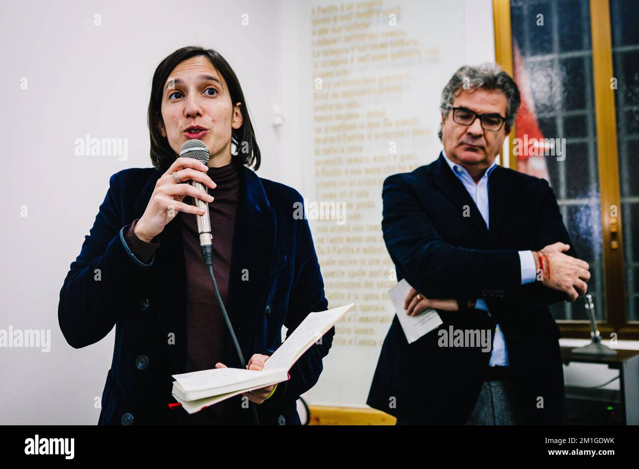 Bologna, ITALIEN. 12. Dezember 2022. MP Elly Schlein ging in den historischen politischen Club Bolognina in Bologna (der gleiche Club, in dem die Auflösung der italienischen Kommunistischen Partei 1989 begann), um sich angesichts der 2023 stattfindenden Vorwahlen der Partei erneut für die Partito Democratico anzumelden. In dem sie als Staatssekretärin kandidiert. Kredit: Massimiliano Donati/Alamy Live News Stockfoto