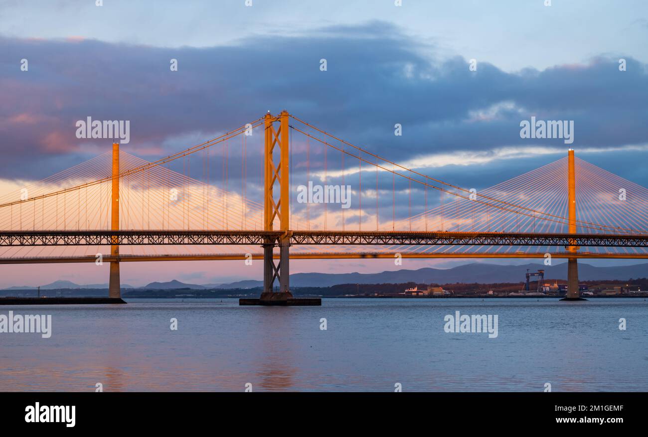 Ein rosafarbener Sonnenaufgang über den Brücken Queensferry Crossing und Forth Road in Dawn, Firth of Forth, Schottland, Großbritannien Stockfoto