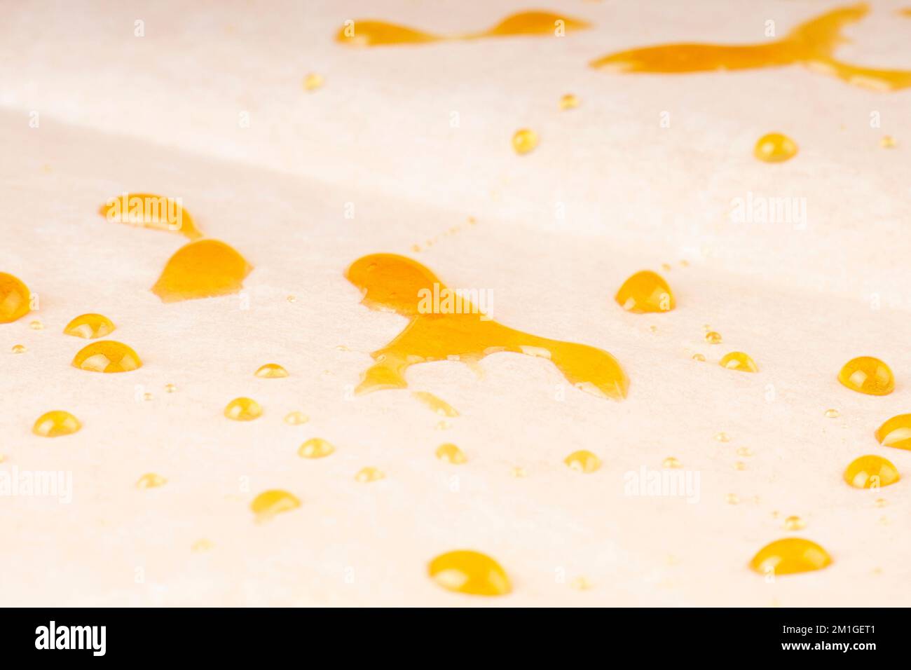 goldene Tropfen Cannabisharz mit hohem thc auf Papier, Extrakt Dab-Naht. Stockfoto