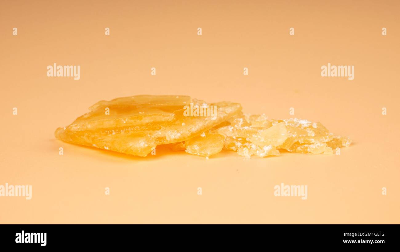 Konzentriertes goldenes Cannabiswachs mit hohem THC-Gehalt. Stockfoto