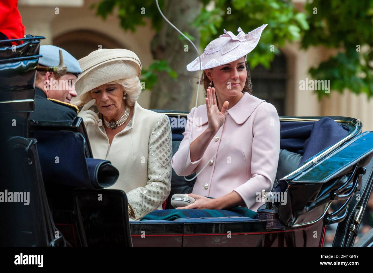 Prinz Harry in Uniform, mit Kate, Herzogin von Cambridge, und Camilla, Herzogin von Cornwall, Trooping the Colour 2013 in The Mall, London, Großbritannien Stockfoto