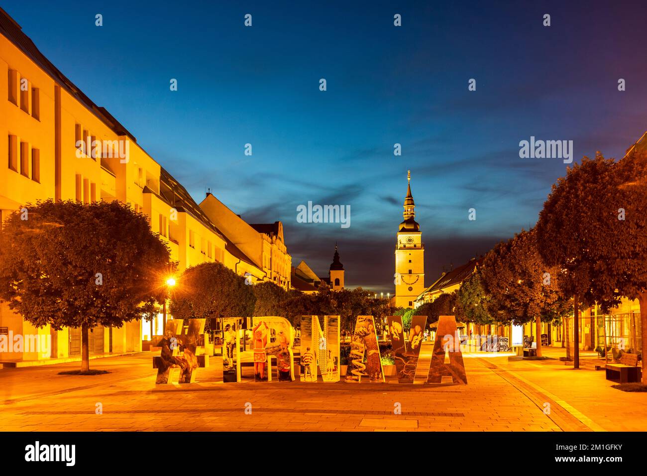 Trnava (Tyrnau): Fußgängerzone Straße Hlavna, Rathausturm in , Slowakei Stockfoto
